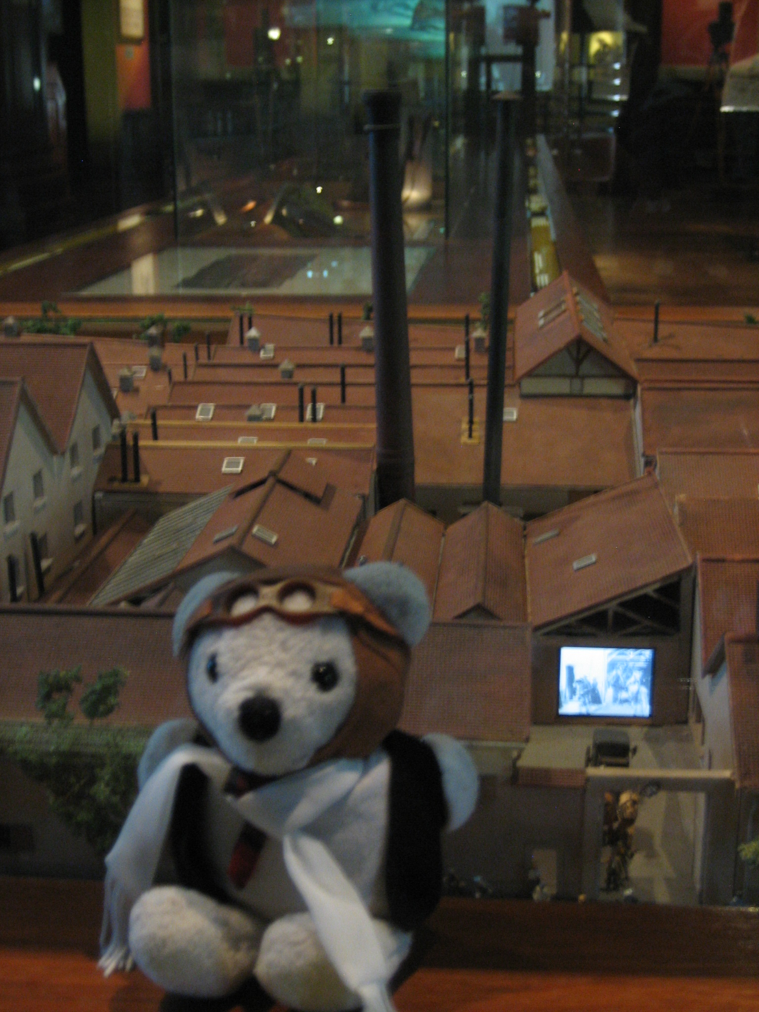 Ovedito delante de una maqueta de los estudios Lumiere